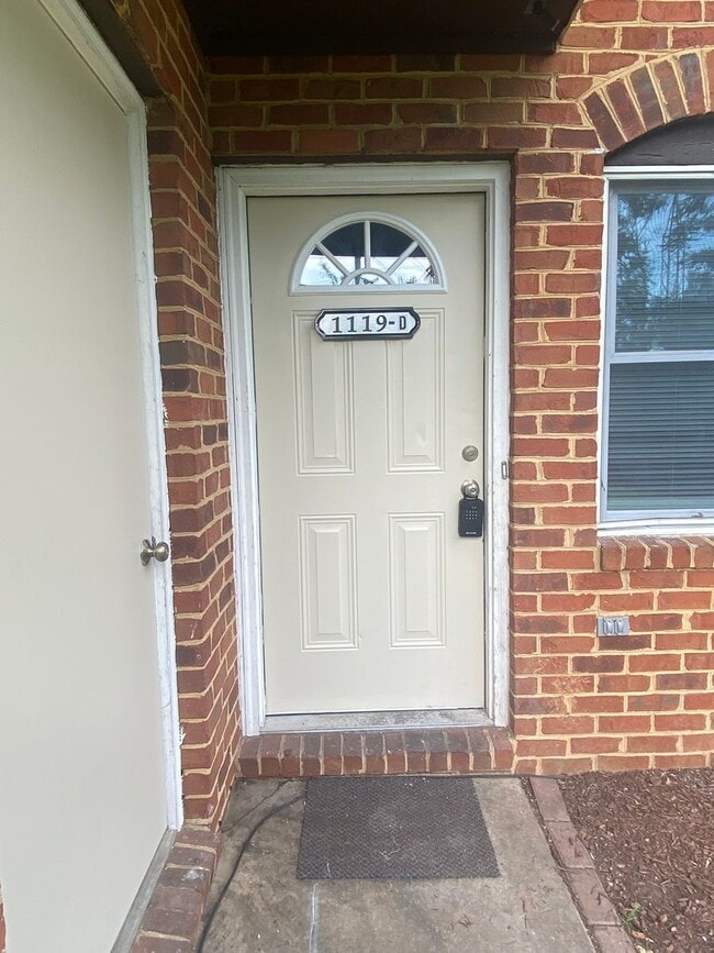 Building Photo - Spacious 4 bedroom, 2 bath Townhome