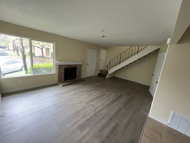 Building Photo - Great 3br/1.5ba end unit condo with 1 car ...