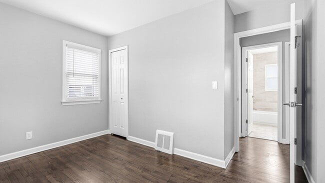 Building Photo - 1065 E Cross St