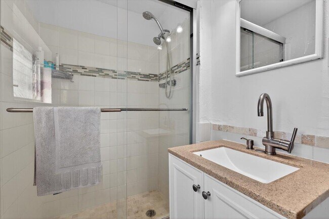 Building Photo - 110 NE 30th St