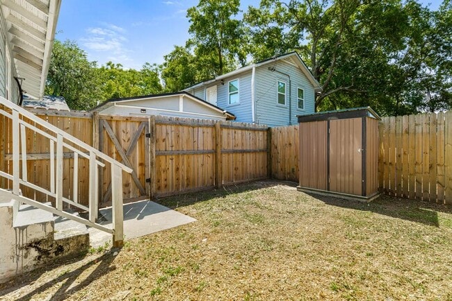 Building Photo - 336 W 18th St