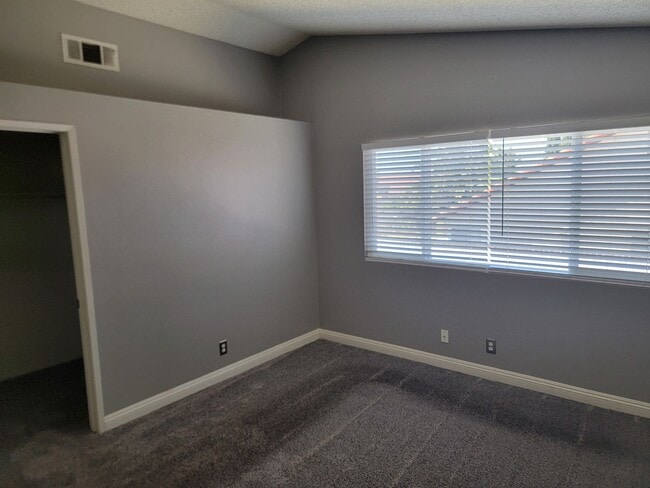 Building Photo - Fontana Two Story