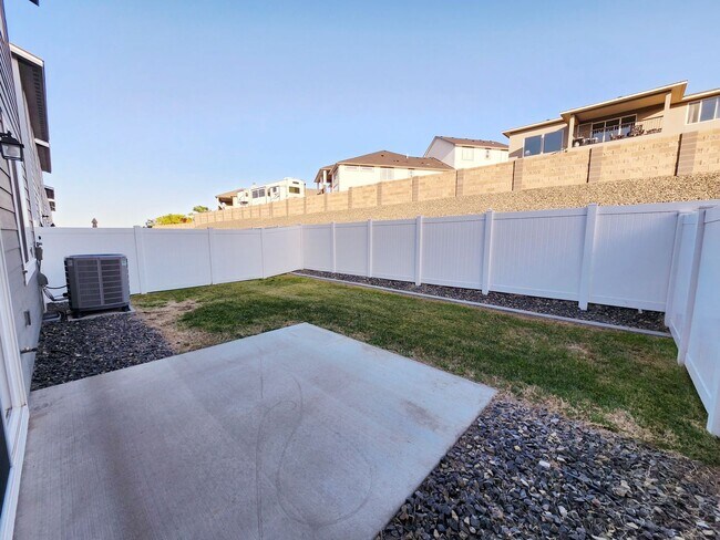 Building Photo - Spacious 3 bed/2.5 bath Townhouse - Gorgeo...