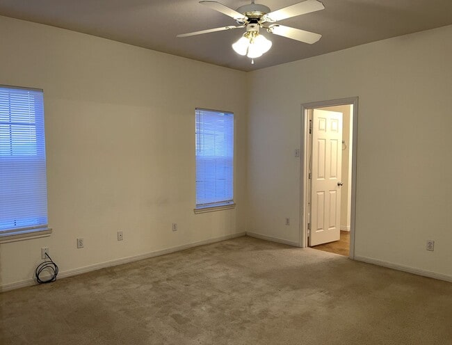 Building Photo - Duplex in Surrey Ridge!