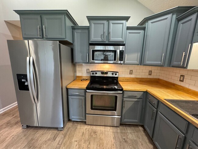 Building Photo - Cute 3 Bedroom Ranch in Fox Crossing! Conv...