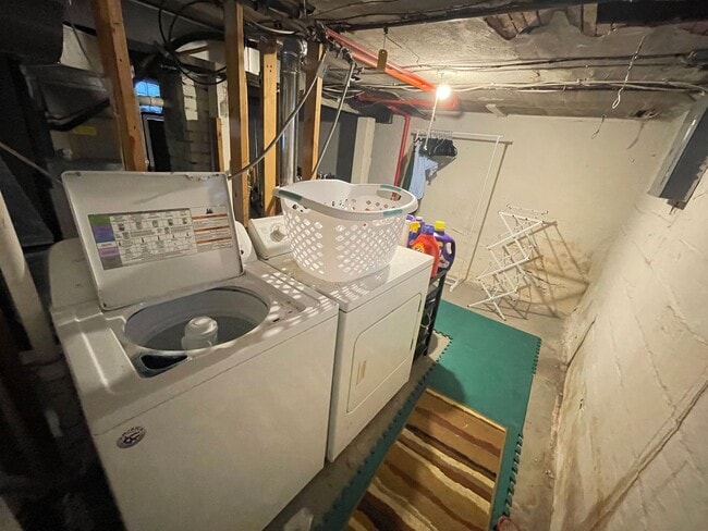 Building Photo - AVAILABLE JUNE 1st - 2 Bed 1 Bath Near Campus