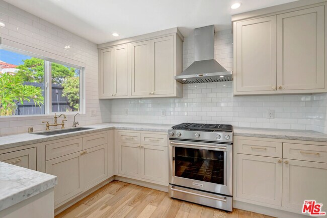 Building Photo - 4340 W 60th St