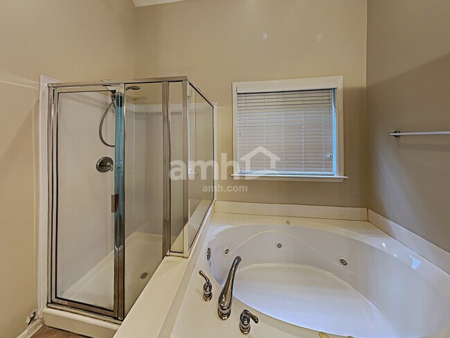 Building Photo - 4001 Belle Meade Cir