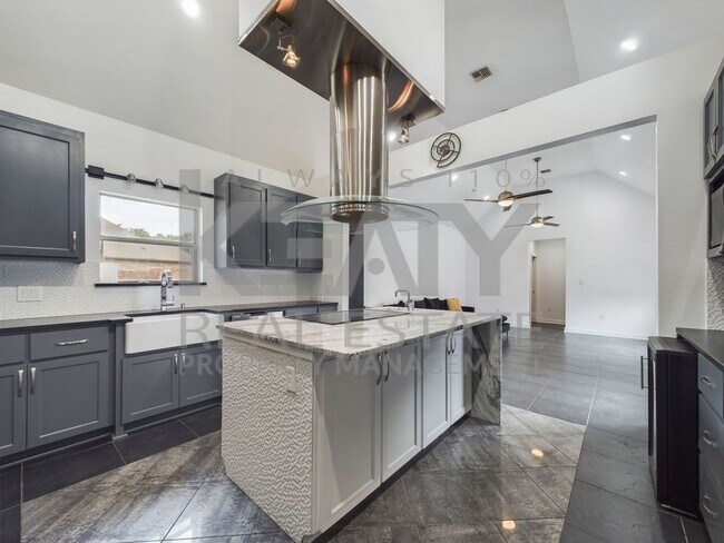 Building Photo - Three Bedroom Home in Sunset!