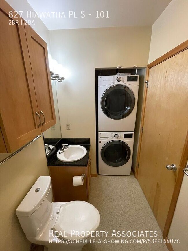 Building Photo - 827 Hiawatha Pl S