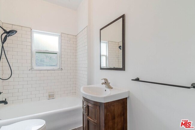 Building Photo - 1132 N Vista St