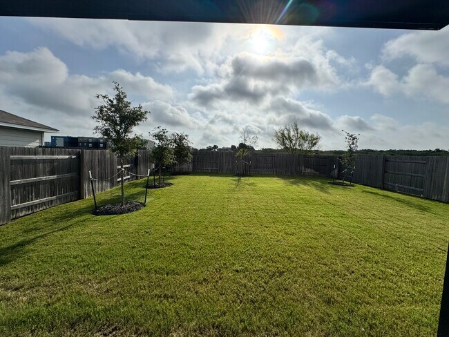 Building Photo - 323 Black Opal Dr