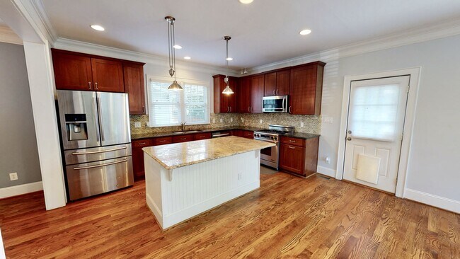 Building Photo - 2213 Roslyn Ave