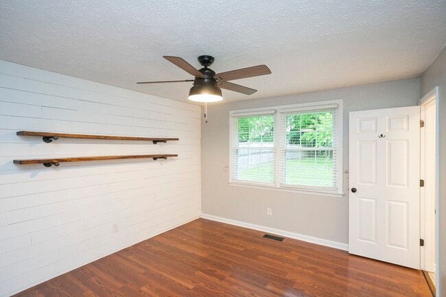 Building Photo - 1143 Bayview Dr