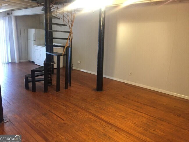 Building Photo - 1453 S Barnett Shoals Rd