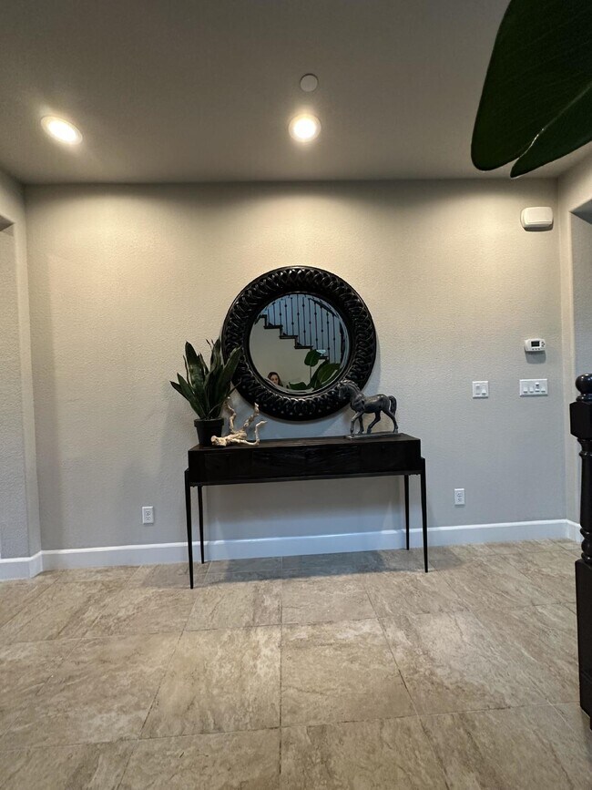Building Photo - Gorgeous like new 4 bedroom 3 bath home located in Promontory