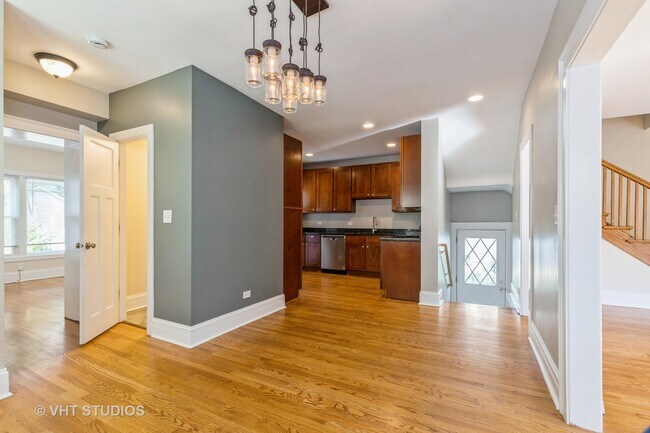 Building Photo - 621 Prairie Ave