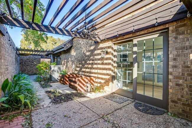 Building Photo - Easy Townhouse Living