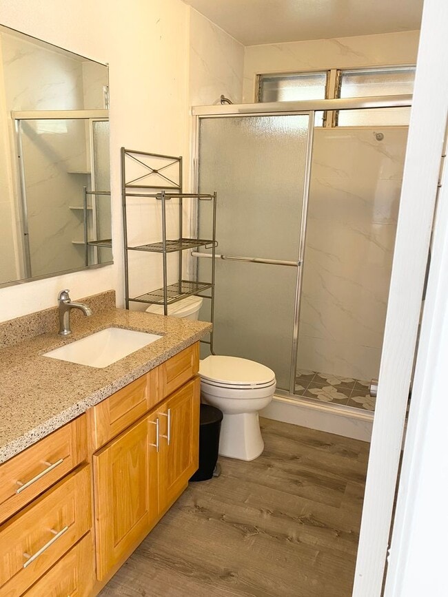 Building Photo - Moanalua Valley - 2 bedroom 1 bath 1 parki...