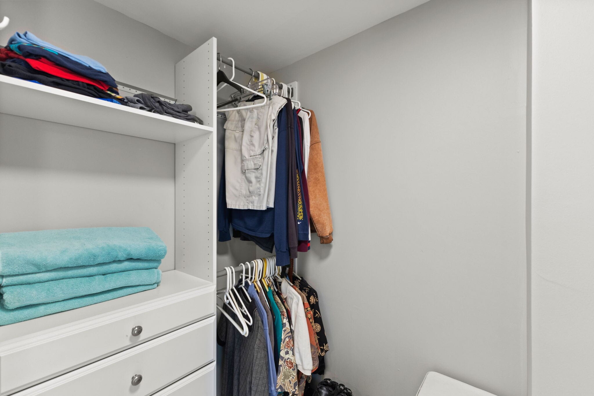 Closet - 1111 N Gulfstream Ave