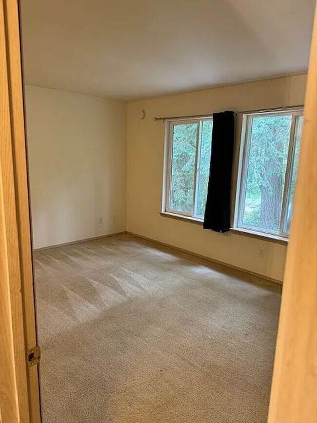 Building Photo - Spacious 2 Bedroom Duplex with Cozy Features