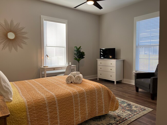 Spacious and light-filled bedroom - 513 S Main St