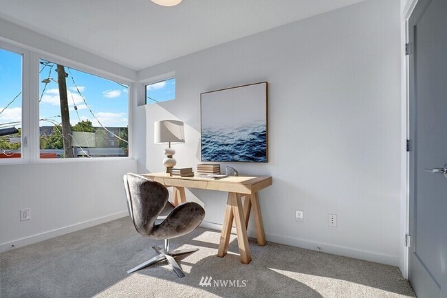 Building Photo - 632 10th Ave E