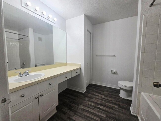 Building Photo - 18001 Richmond Pl Dr