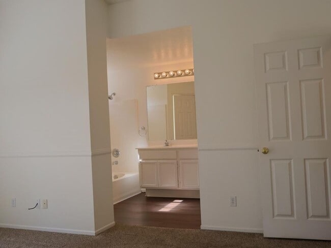 Building Photo - 3Bed/2.5Bath in Oceanside~ Ventana