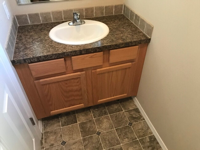 Building Photo - 3 Bedroom duplex on Bailey Hill Rd