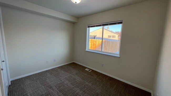 Building Photo - 3 Bed, 2.5 Bath - Beautiful Mountain Views - Close to JBER!