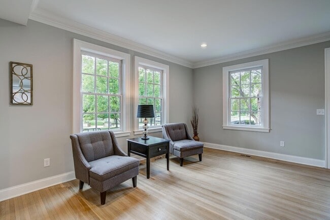 Building Photo - 2056 Summit Ave