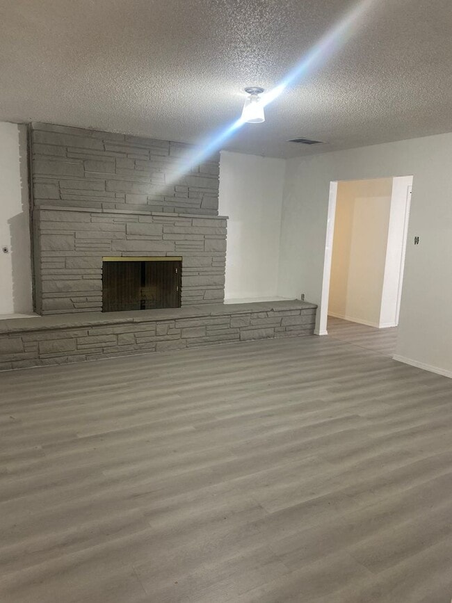 Building Photo - Beautiful remodeled home in northeast heig...