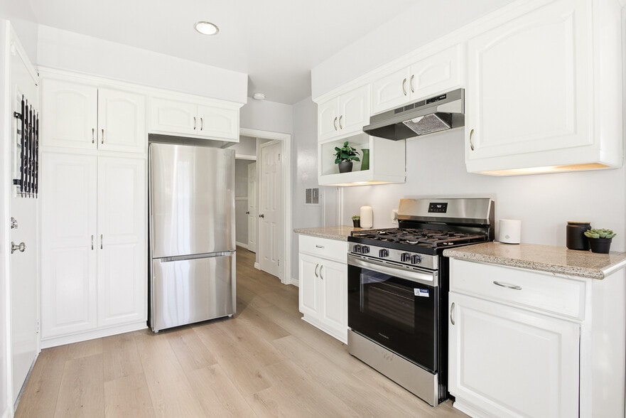 Building Photo - 4132 Beethoven St