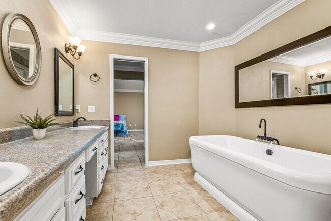 Building Photo - 4/2 Cantonment Property in Kings Road Neighborhood