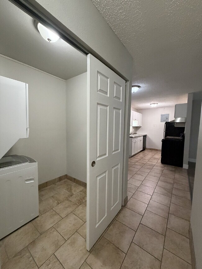 Building Photo - Updated & Clean 2BR Condo - Utilities Included - Laundry, Parking & Pool