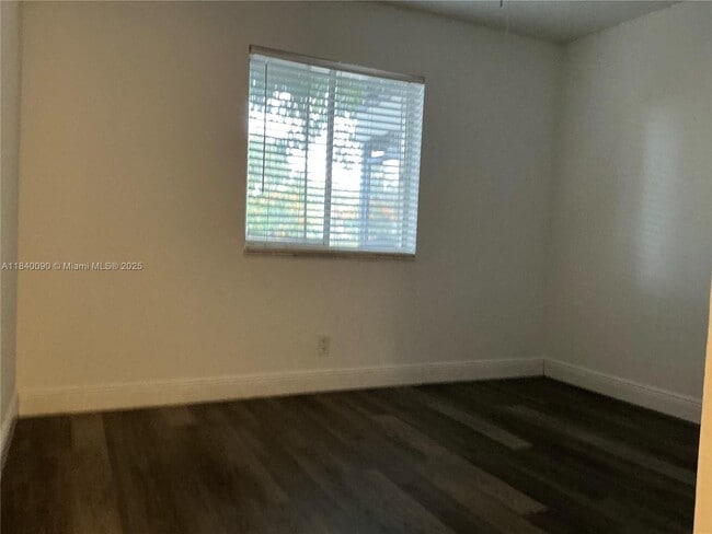 Building Photo - 407 Gardens Dr