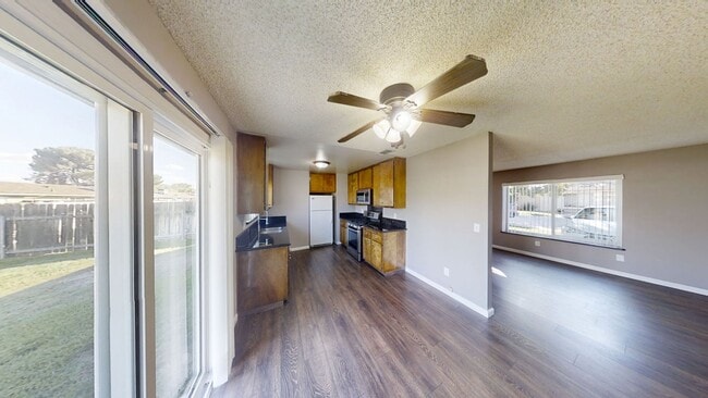 Building Photo - Cozy 2 bedroom 1 bathroom