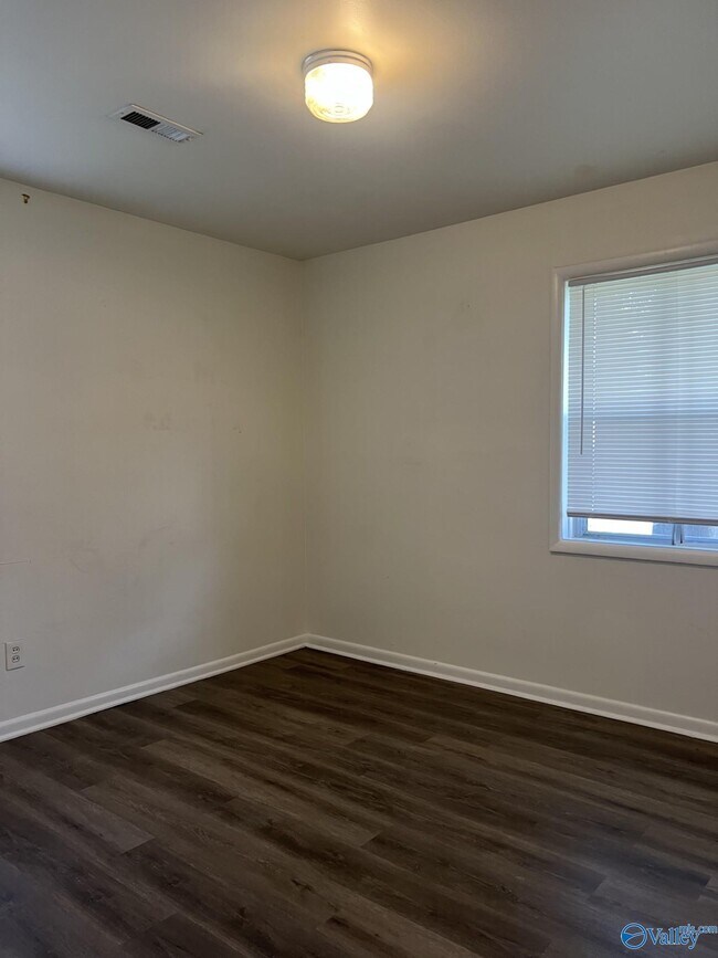 Building Photo - 1002 Lowell Dr SE