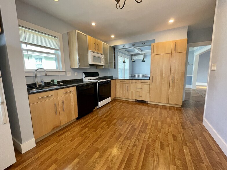 Building Photo - 15 Westbourne Rd