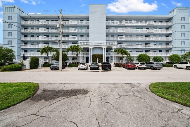 Building Photo - 2829 NE 33rd Ct