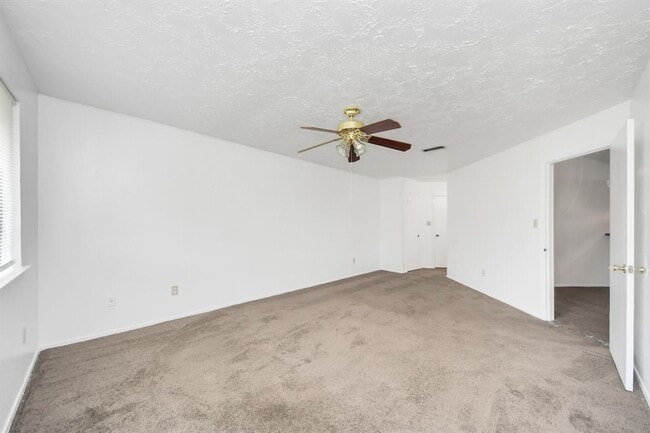 Building Photo - 13610 Piney Oaks Dr