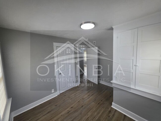 Building Photo - 713 W Hillcrest Ave