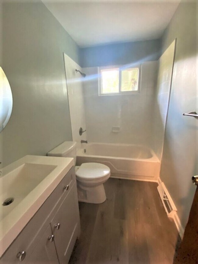 Building Photo - Minutes from UPTOWN! 4 Bedroom!  100% Remodeled!