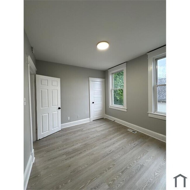 Building Photo - 3 Bedroom Rehabbed home