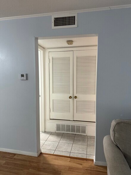 Building Photo - 1855 Poplar Woods Cir W