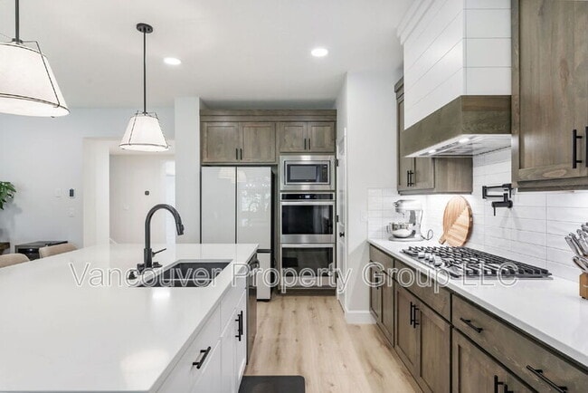 Building Photo - 746 SE 38th St