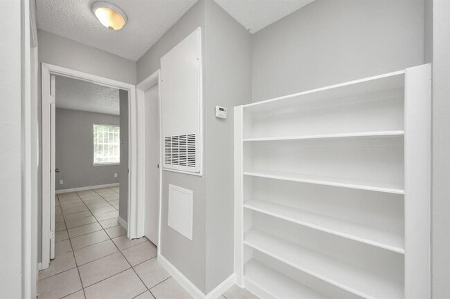 Building Photo - 5526 Farley Dr