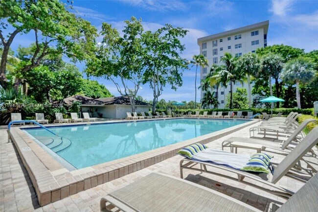 Building Photo - 3300 N Palm Aire Dr