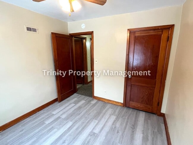 Building Photo - 601 Collins Ave